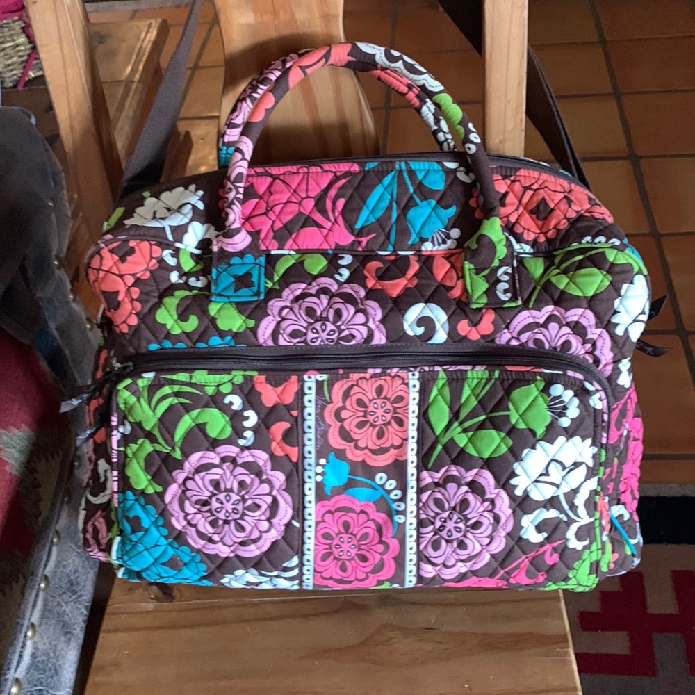 Beautiful Vera Bradley, carry bag, with shoulder strap. Like new.